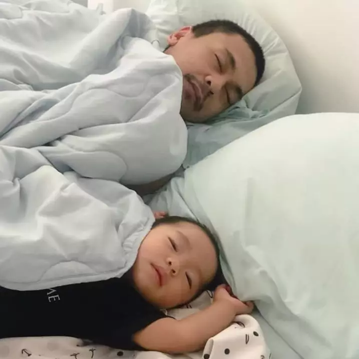 Raditya Dika dengan Alea © 2020 brilio.net Raditya Dika dengan Alea © 2020 brilio.net