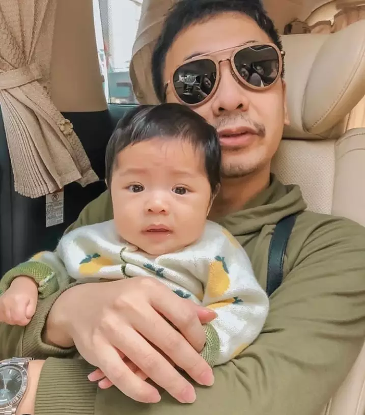 Raditya Dika dengan Alea © 2020 brilio.net Raditya Dika dengan Alea © 2020 brilio.net