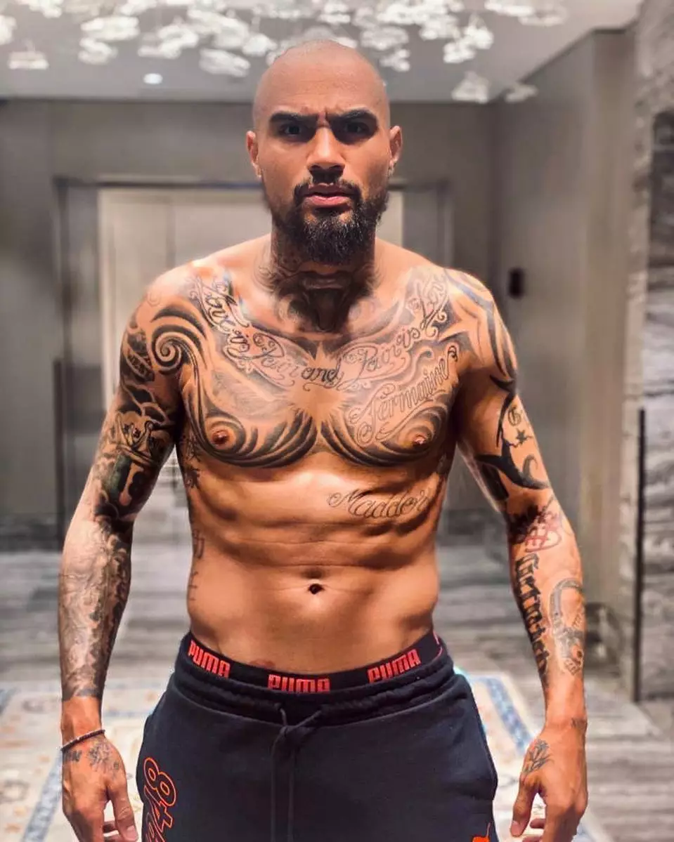 Pesepak bola cukur rambut saat masa karantina berbagai sumber Pesepak bola cukur rambut saat masa karantina berbagai sumber