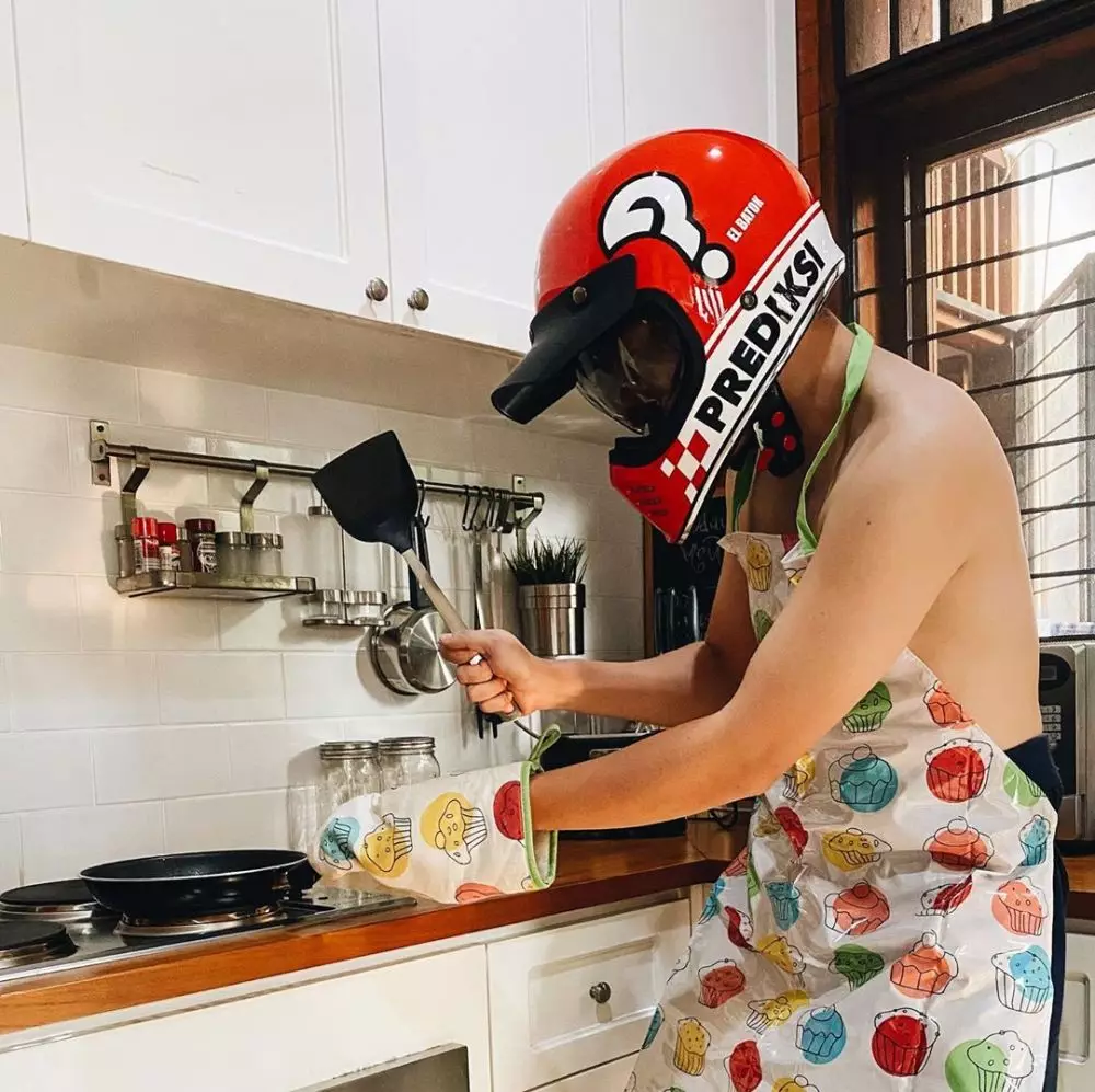 seleb masak pakai helm © 2020 brilio.net