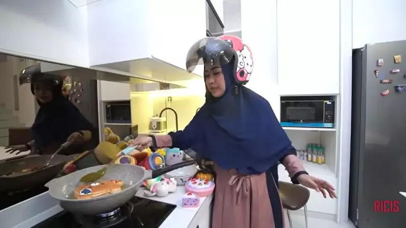 seleb masak pakai helm © 2020 brilio.net