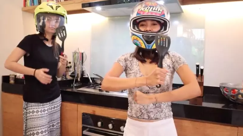 seleb masak pakai helm © 2020 brilio.net