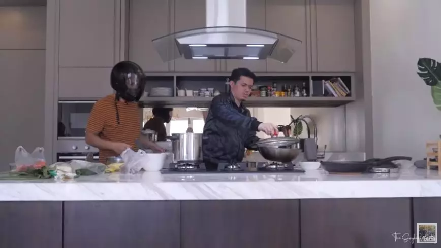 seleb masak pakai helm © 2020 brilio.net