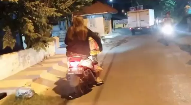 Potret Via Vallen bagikan sembako © 2020 Instagram/@viavallen