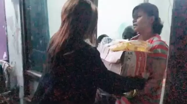 Potret Via Vallen bagikan sembako © 2020 Instagram/@viavallen