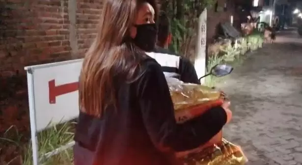 Potret Via Vallen bagikan sembako © 2020 Instagram/@viavallen