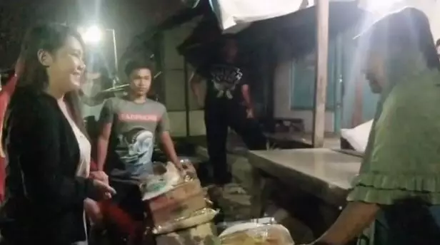 Potret Via Vallen bagikan sembako © 2020 Instagram/@viavallen