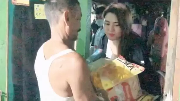 Potret Via Vallen bagikan sembako © 2020 Instagram/@viavallen