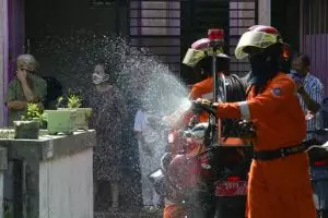 3 Bahaya jika disinfektan disemprotkan ke tubuh manusia