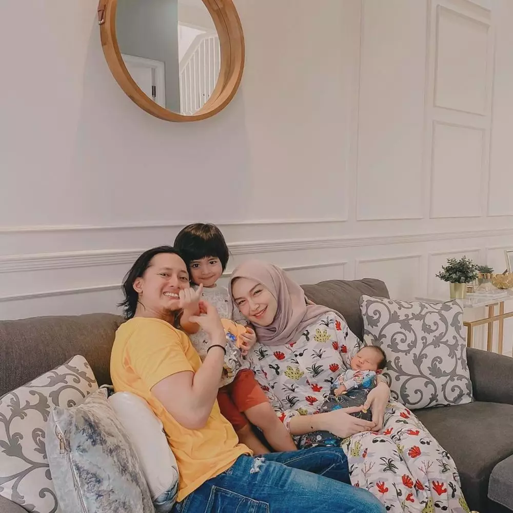 6 Potret seleb melahirkan © 2020 Instagram/@herfiza ; Instagram/@yuanitachrist   6 Potret seleb melahirkan © 2020 Instagram/@herfiza ; Instagram/@yuanitachrist