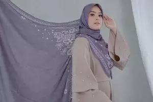 Tekuni dunia fashion, Vebby Palwinta luncurkan koleksi hijab