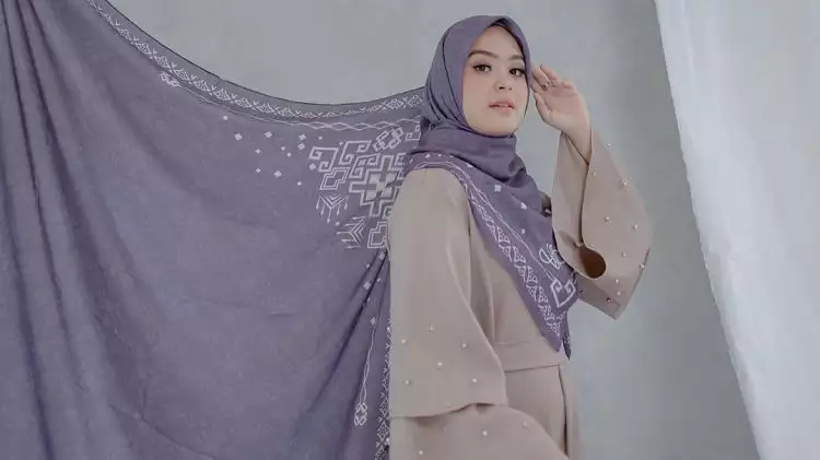 Tekuni dunia fashion, Vebby Palwinta luncurkan koleksi hijab