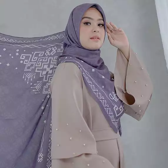 Tekuni dunia fashion, Vebby Palwinta luncurkan koleksi hijab