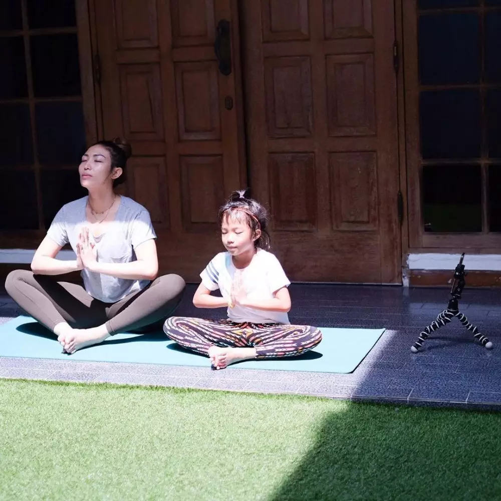 Nyetrika sampai nyuci, ini 10 potret Ayu Dewi dan keluarga saat stay di rumah Instagram