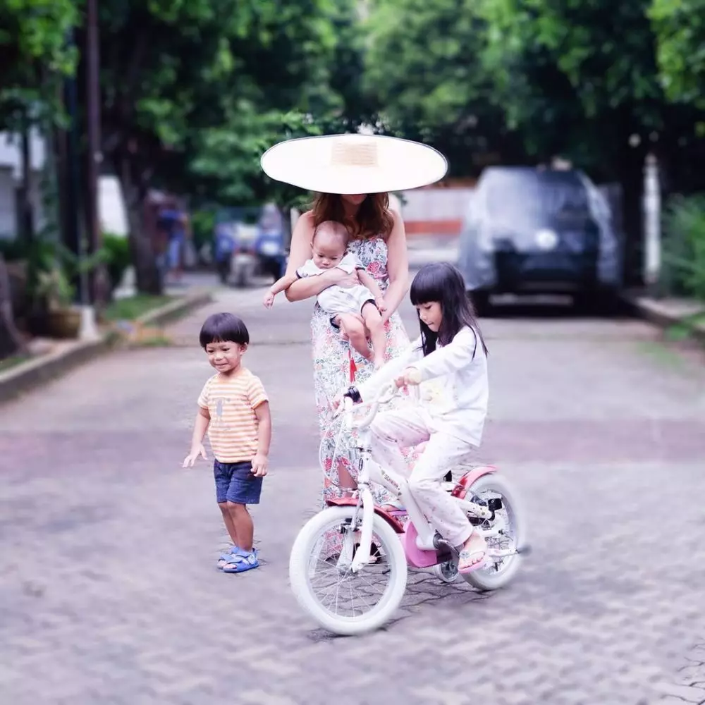 Nyetrika sampai nyuci, ini 10 potret Ayu Dewi dan keluarga saat stay di rumah Instagram