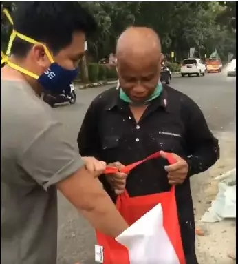 aksi Natta Reza bagi sembako  Twitter aksi Natta Reza bagi sembako  Twitter