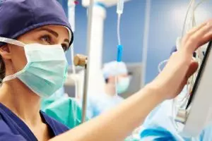 Aksi perawat tolak peluk anak demi cegah corona ini bikin haru