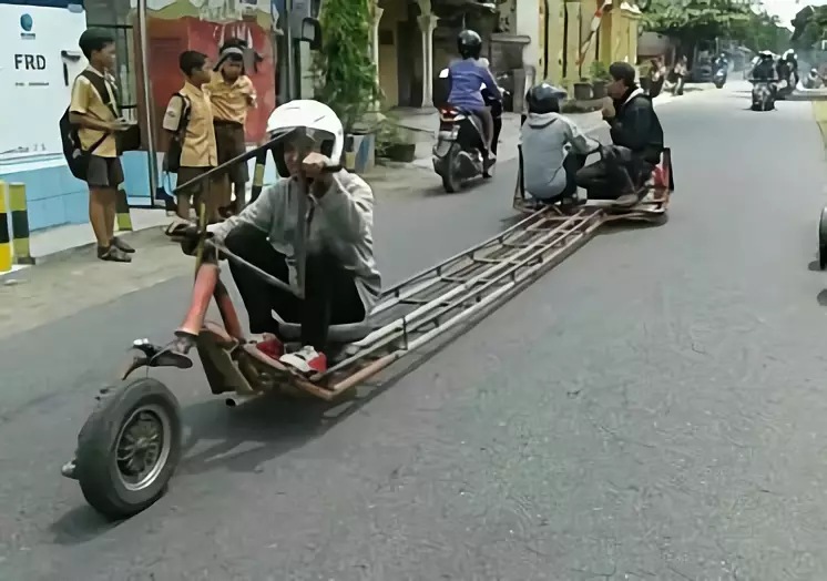Aksi lucu pengendara saat social distancing Berbagai sumber Aksi lucu pengendara saat social distancing Berbagai sumber