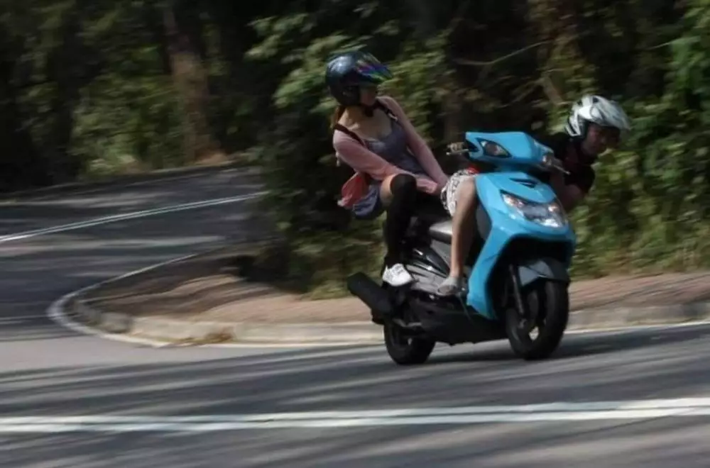 Aksi lucu pengendara saat social distancing Berbagai sumber Aksi lucu pengendara saat social distancing Berbagai sumber