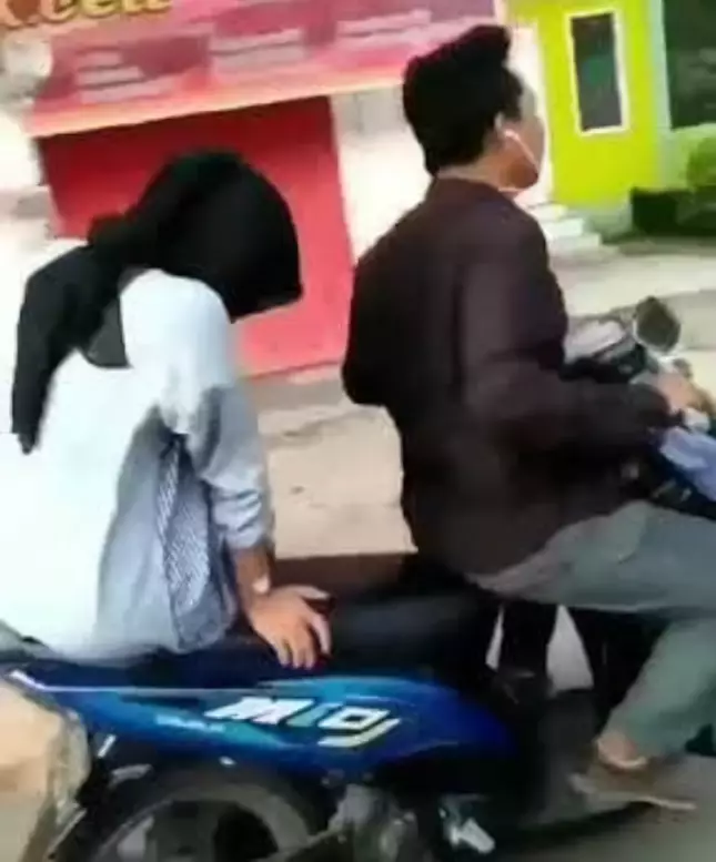 Aksi lucu pengendara saat social distancing Berbagai sumber Aksi lucu pengendara saat social distancing Berbagai sumber