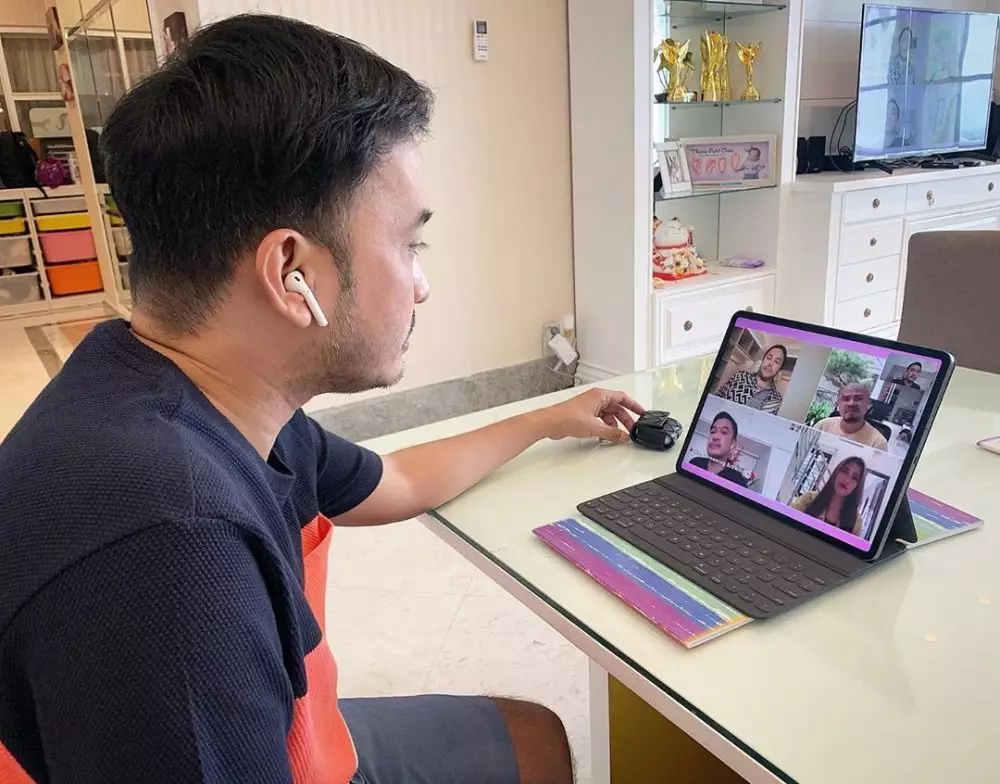 seleb bekerja di rumah © 2020 brilio.net