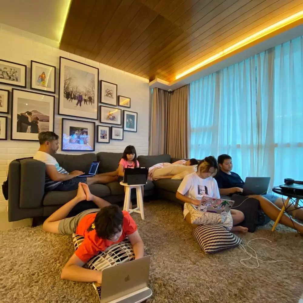 seleb bekerja di rumah © 2020 brilio.net