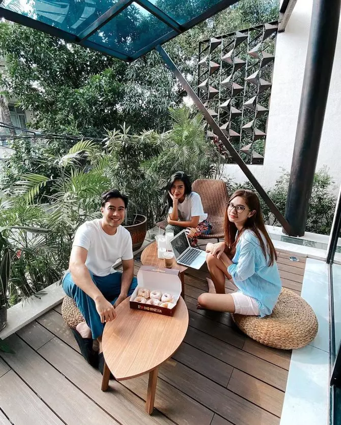 seleb bekerja di rumah © 2020 brilio.net