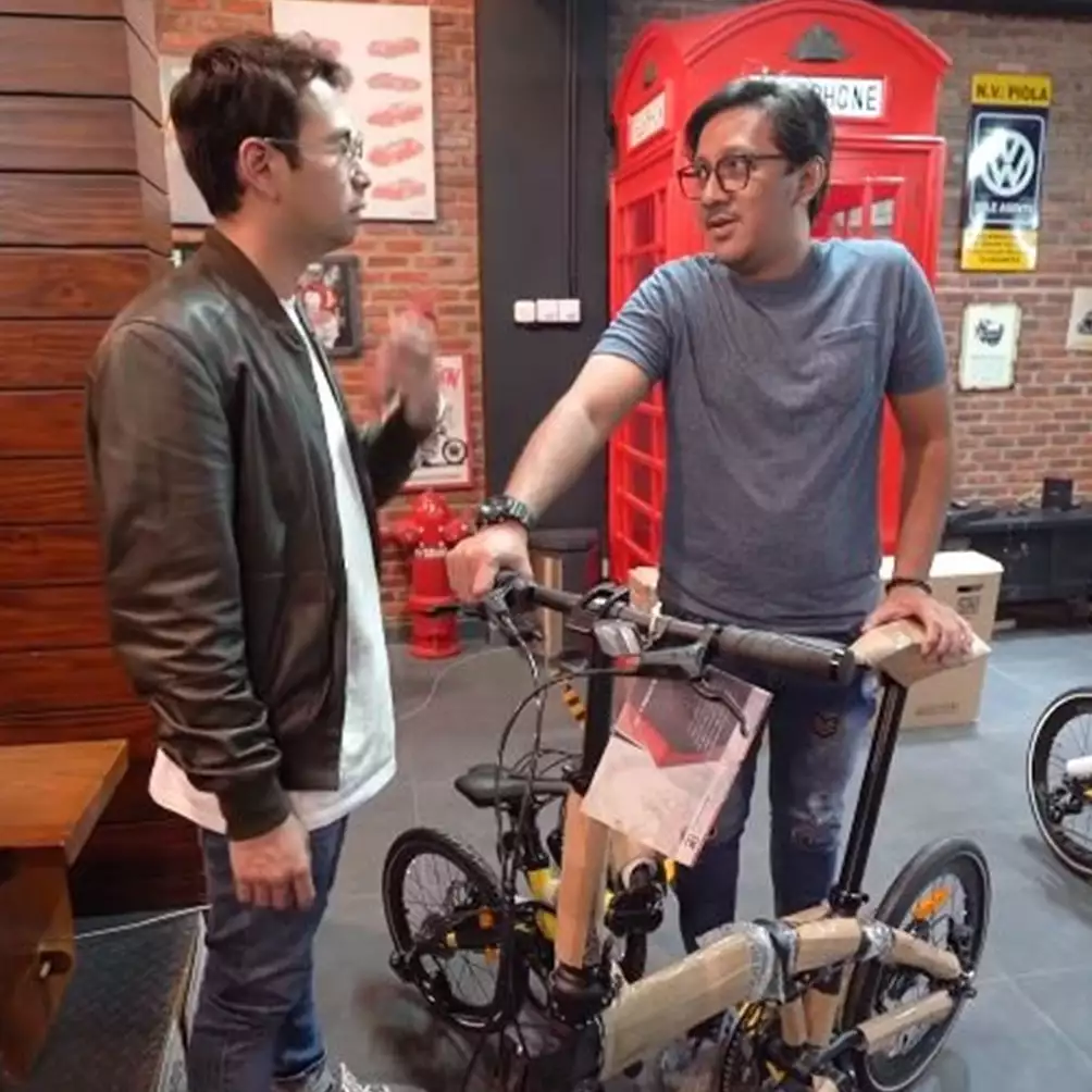 7 Momen Andre Taulany belikan sepeda buatan lokal untuk Raffi Ahmad