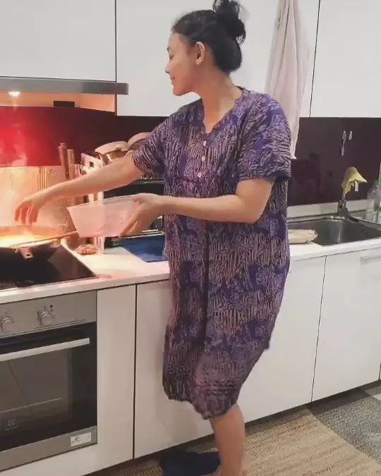 gaya Whulandary pakai daster © 2020 Instagram/@whulandary