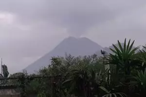 Video detik-detik Gunung Merapi erupsi, hujan abu di beberapa wilayah