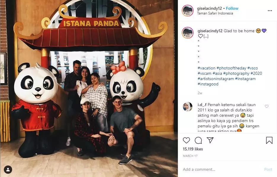 Berfoto dengan keluarga Instagram Berfoto dengan keluarga Instagram