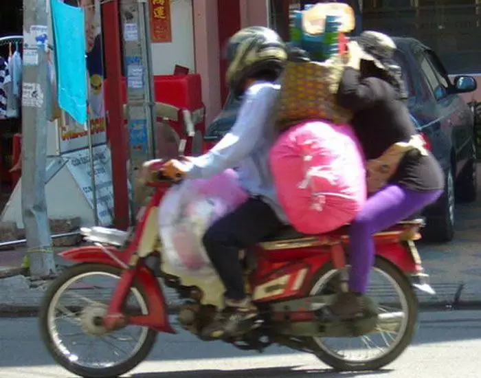 Potret pengendara boncengin barang ini bikin geleng kepala Berbagai sumber Potret pengendara boncengin barang ini bikin geleng kepala Berbagai sumber