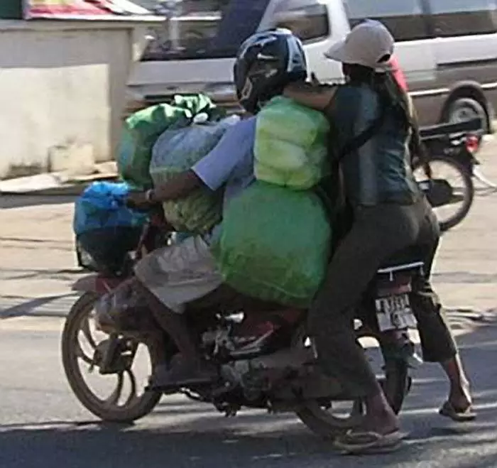 Potret pengendara boncengin barang ini bikin geleng kepala Berbagai sumber Potret pengendara boncengin barang ini bikin geleng kepala Berbagai sumber