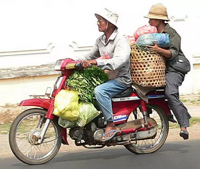 Potret pengendara boncengin barang ini bikin geleng kepala Berbagai sumber Potret pengendara boncengin barang ini bikin geleng kepala Berbagai sumber