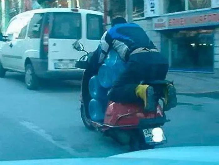 Potret pengendara boncengin barang ini bikin geleng kepala Berbagai sumber Potret pengendara boncengin barang ini bikin geleng kepala Berbagai sumber