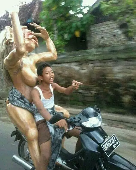 Potret pengendara boncengin barang ini bikin geleng kepala Berbagai sumber Potret pengendara boncengin barang ini bikin geleng kepala Berbagai sumber