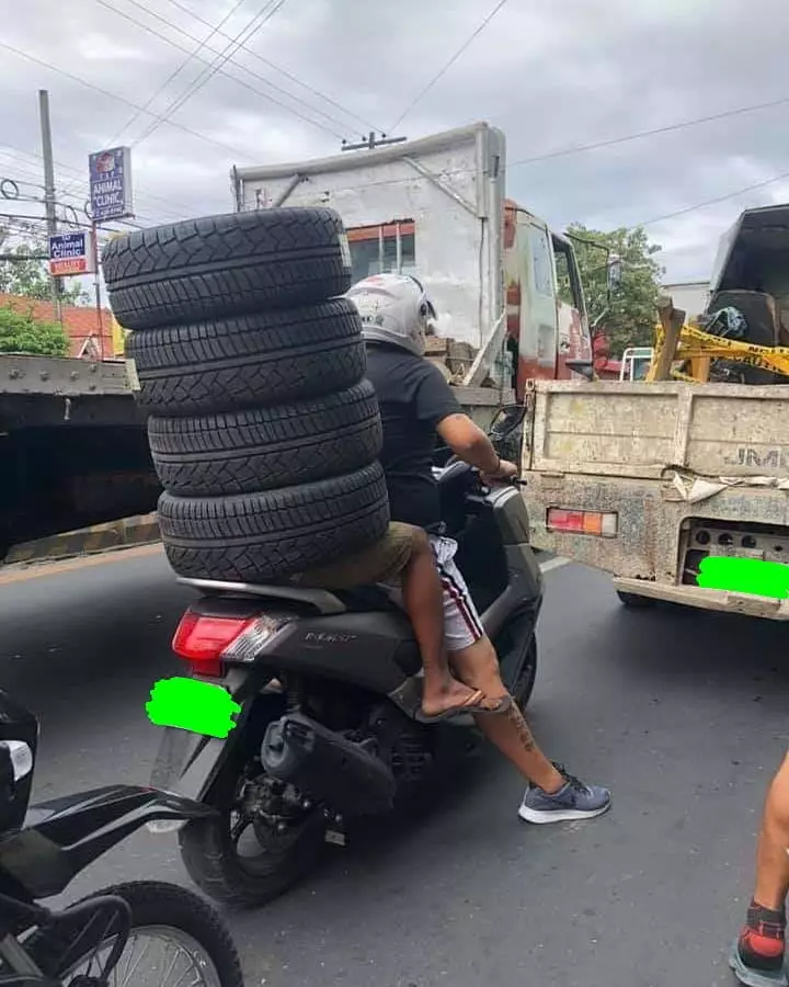 Potret pengendara boncengin barang ini bikin geleng kepala Berbagai sumber Potret pengendara boncengin barang ini bikin geleng kepala Berbagai sumber