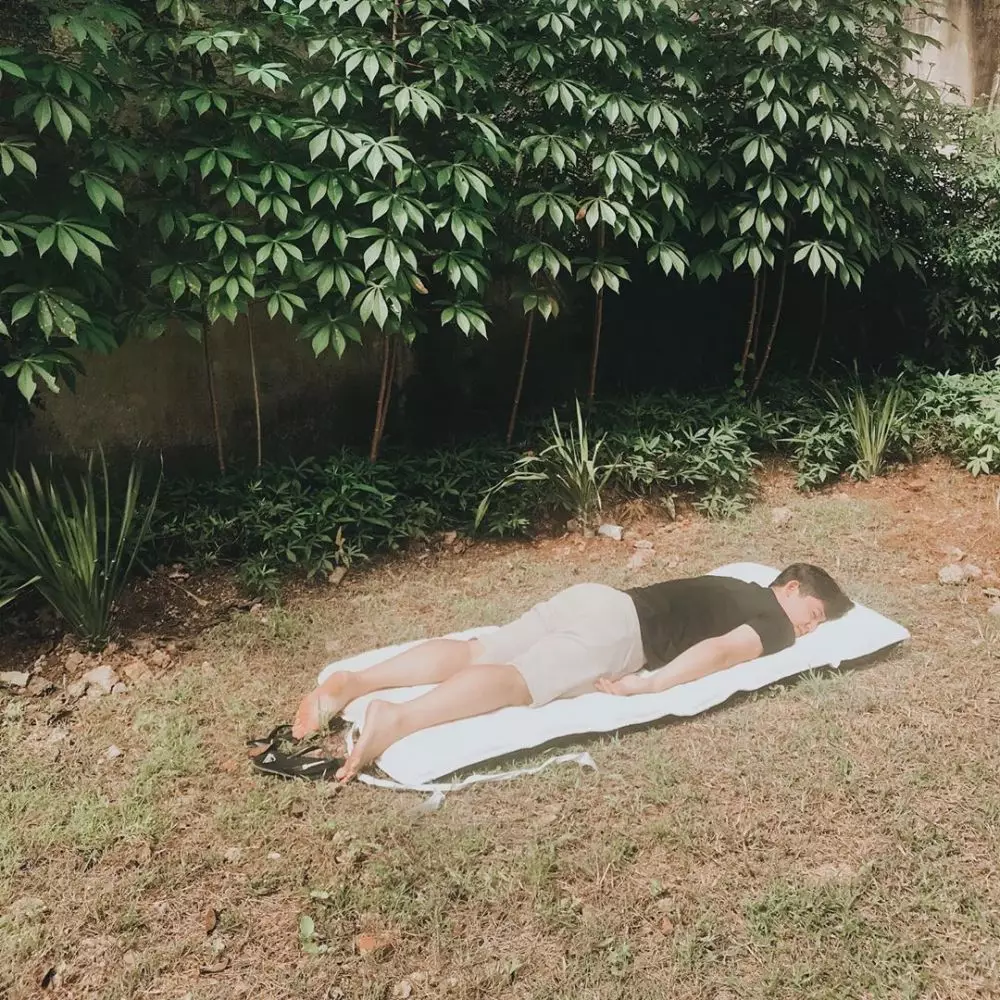 gaya seleb berjemur kocak © 2020 brilio.net