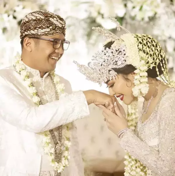 Pesona Rica Andriani berbagai sumber Pesona Rica Andriani berbagai sumber