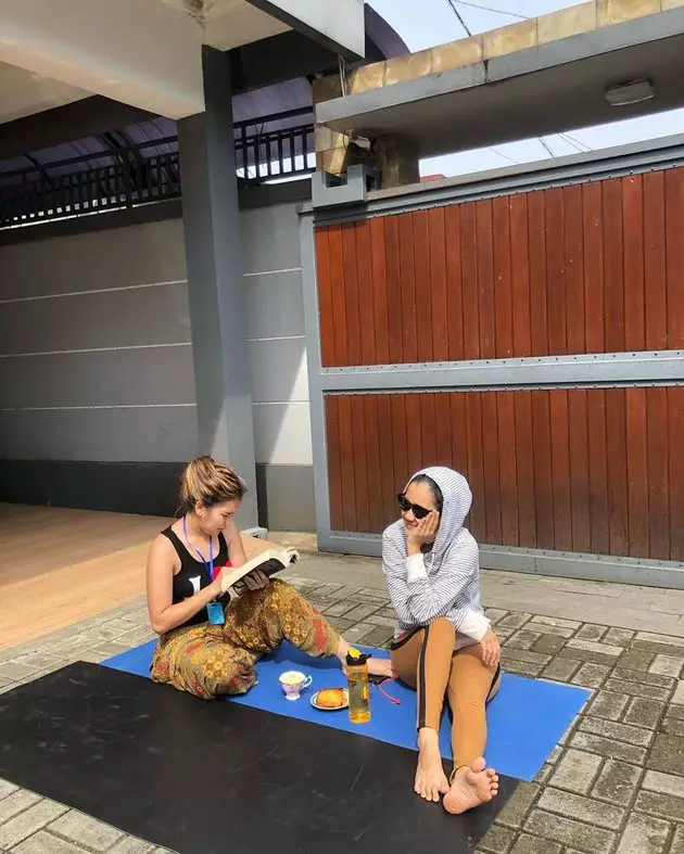 7 Gaya Ayu Ting Ting berjemur di rumah, dari yoga hingga berenang © 2020 instagram.com 7 Gaya Ayu Ting Ting berjemur di rumah, dari yoga hingga berenang © 2020 instagram.com
