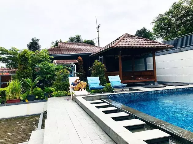 7 Gaya Ayu Ting Ting berjemur di rumah, dari yoga hingga berenang © 2020 instagram.com 7 Gaya Ayu Ting Ting berjemur di rumah, dari yoga hingga berenang © 2020 instagram.com