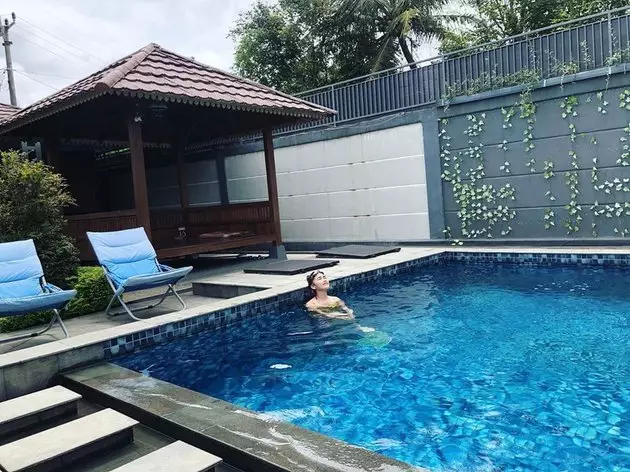 7 Gaya Ayu Ting Ting berjemur di rumah, dari yoga hingga berenang © 2020 instagram.com 7 Gaya Ayu Ting Ting berjemur di rumah, dari yoga hingga berenang © 2020 instagram.com