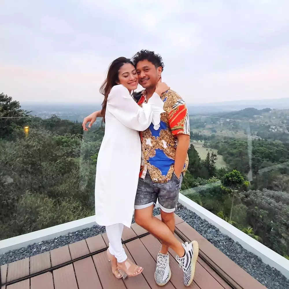 pasangan seleb rayakan anniversary ke 10 tahun instagram