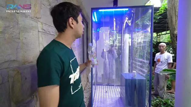 potret ruang disinfektan Raffi YouTube potret ruang disinfektan Raffi YouTube