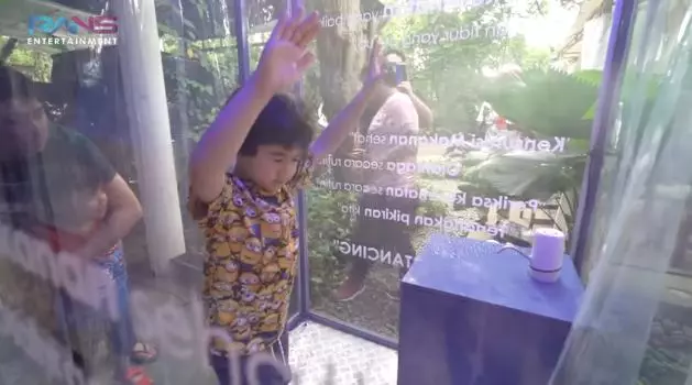 potret ruang disinfektan Raffi YouTube potret ruang disinfektan Raffi YouTube