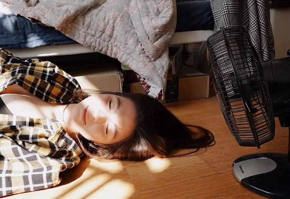 6 seleb di beberapa negara © 2020 Instagram/@carissa_puteri ;  Instagram/@maudyayunda