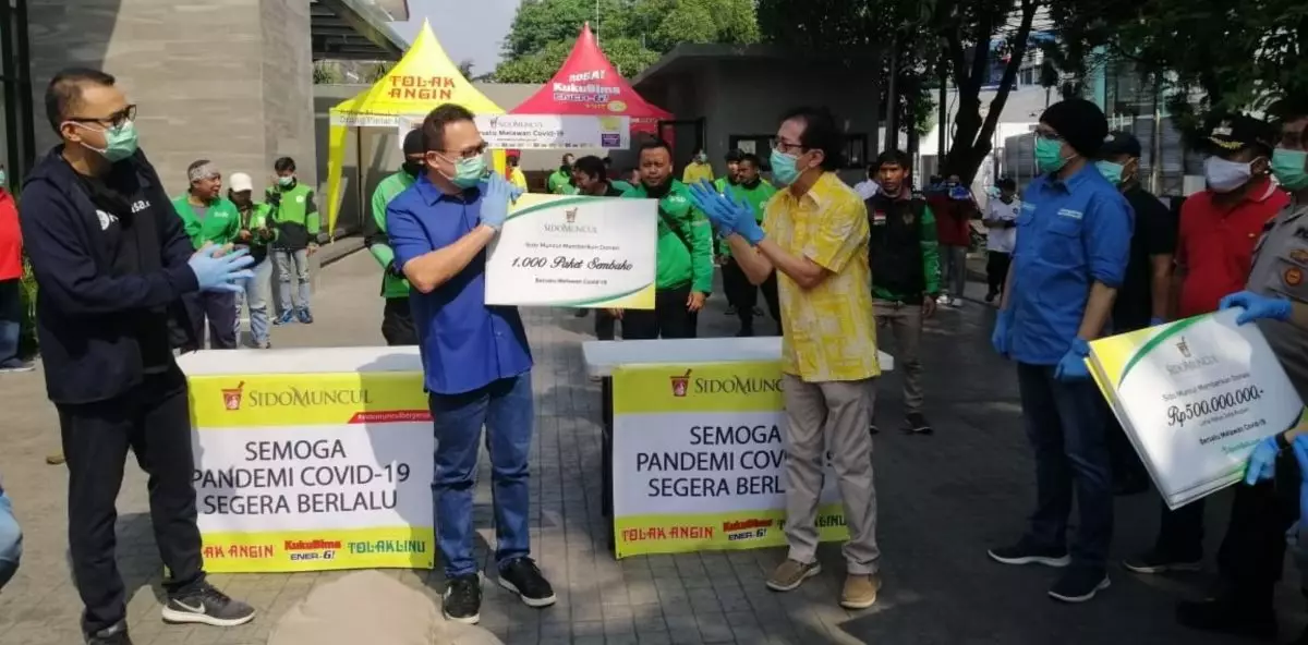 Rhenald Kasali galang donasi sembako untuk pengemudi taksi