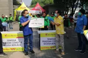 Rhenald Kasali galang donasi sembako untuk pengemudi taksi