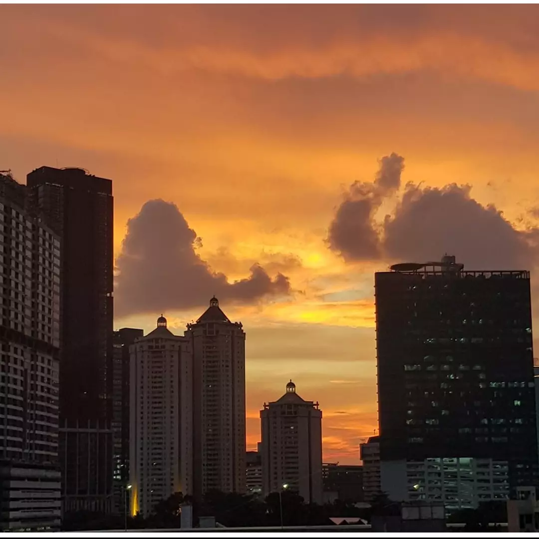 10 Penampakan langit senja Jakarta di masa isolasi corona beda banget