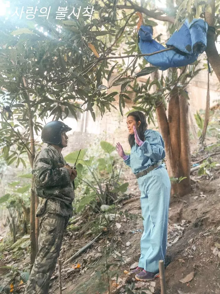 parodi adegan Crash Landing on You facebook